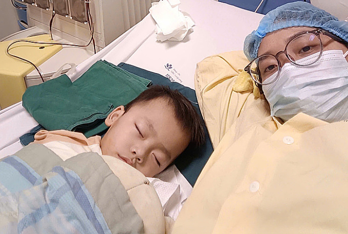 Minh và mẹ trong quá trình điều trị. Ảnh: Gia đình cung cấp