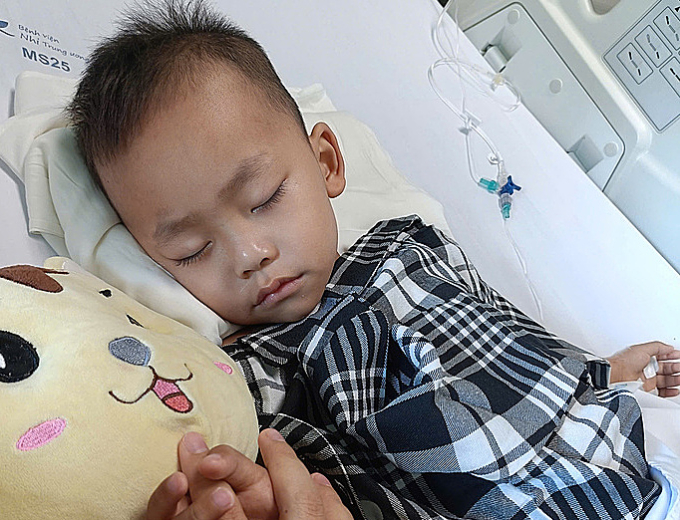 Chị Huyền bên cạnh con không rời. Ảnh: Gia đình cung cấp