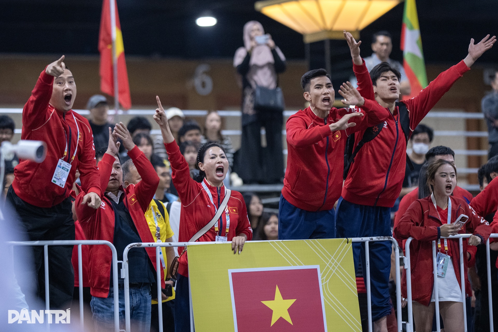 Bị VĐV Thái Lan triệt hạ, võ sĩ Silat Việt Nam nén đau thi đấu giành HCV - 2 Bị VĐV Thái Lan triệt hạ, võ sĩ Silat Việt Nam nén đau thi đấu giành HCV - 2