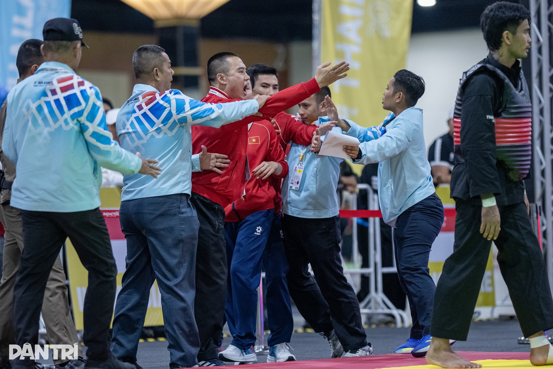 Bị VĐV Thái Lan triệt hạ, võ sĩ Silat Việt Nam nén đau thi đấu giành HCV - 8 Bị VĐV Thái Lan triệt hạ, võ sĩ Silat Việt Nam nén đau thi đấu giành HCV - 8