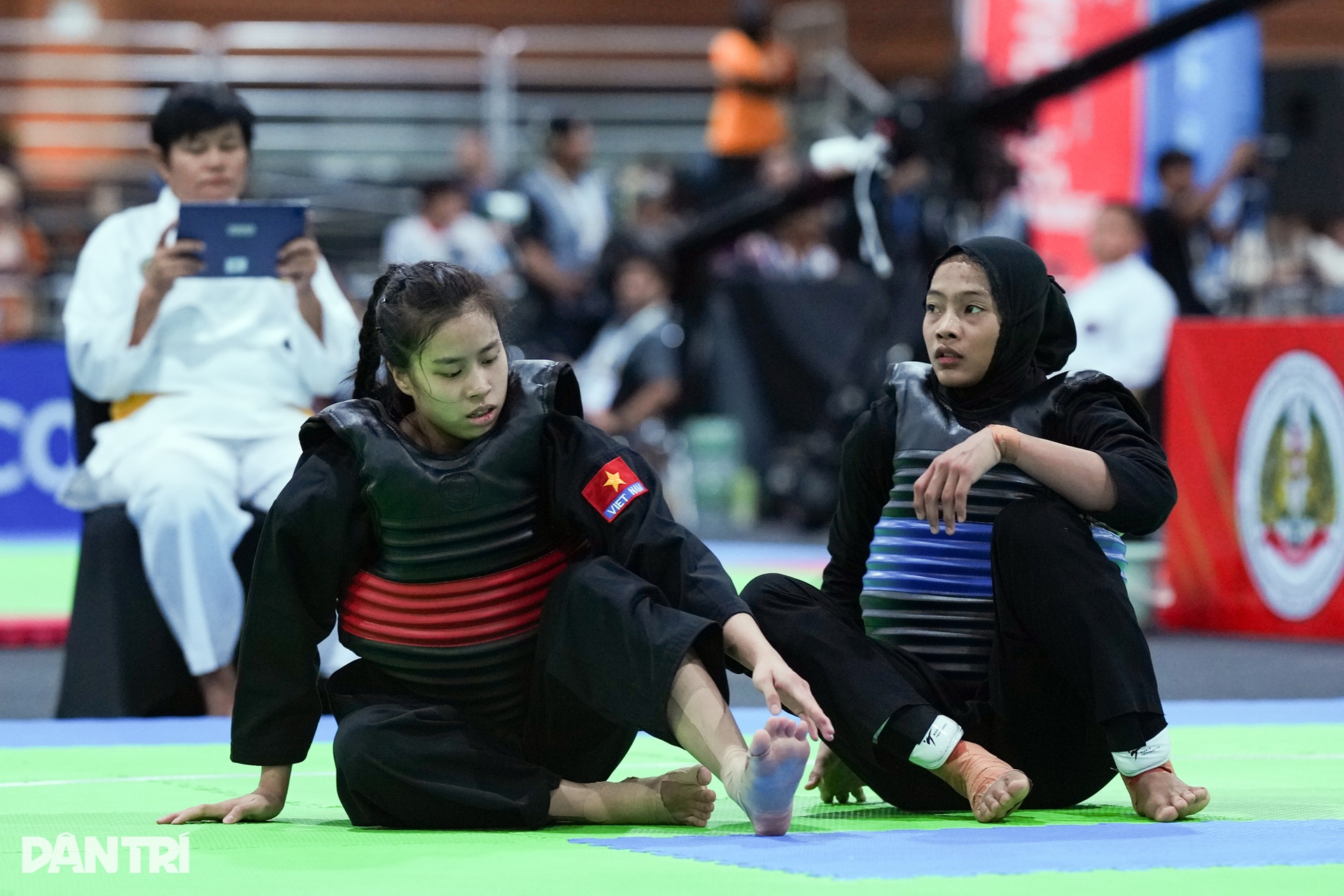 Bị VĐV Thái Lan triệt hạ, võ sĩ Silat Việt Nam nén đau thi đấu giành HCV - 13 Bị VĐV Thái Lan triệt hạ, võ sĩ Silat Việt Nam nén đau thi đấu giành HCV - 13