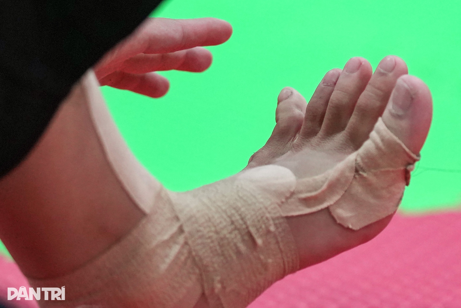 Bị VĐV Thái Lan triệt hạ, võ sĩ Silat Việt Nam nén đau thi đấu giành HCV - 14 Bị VĐV Thái Lan triệt hạ, võ sĩ Silat Việt Nam nén đau thi đấu giành HCV - 14