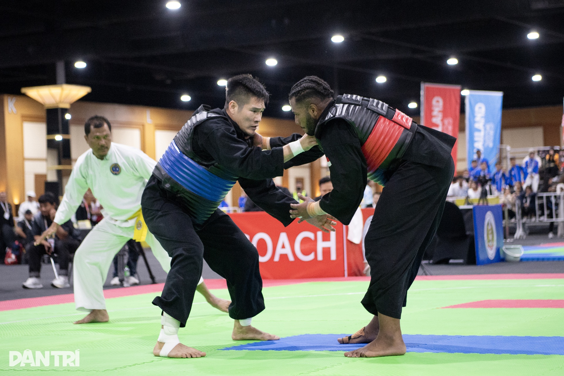 Bị VĐV Thái Lan triệt hạ, võ sĩ Silat Việt Nam nén đau thi đấu giành HCV - 16 Bị VĐV Thái Lan triệt hạ, võ sĩ Silat Việt Nam nén đau thi đấu giành HCV - 16