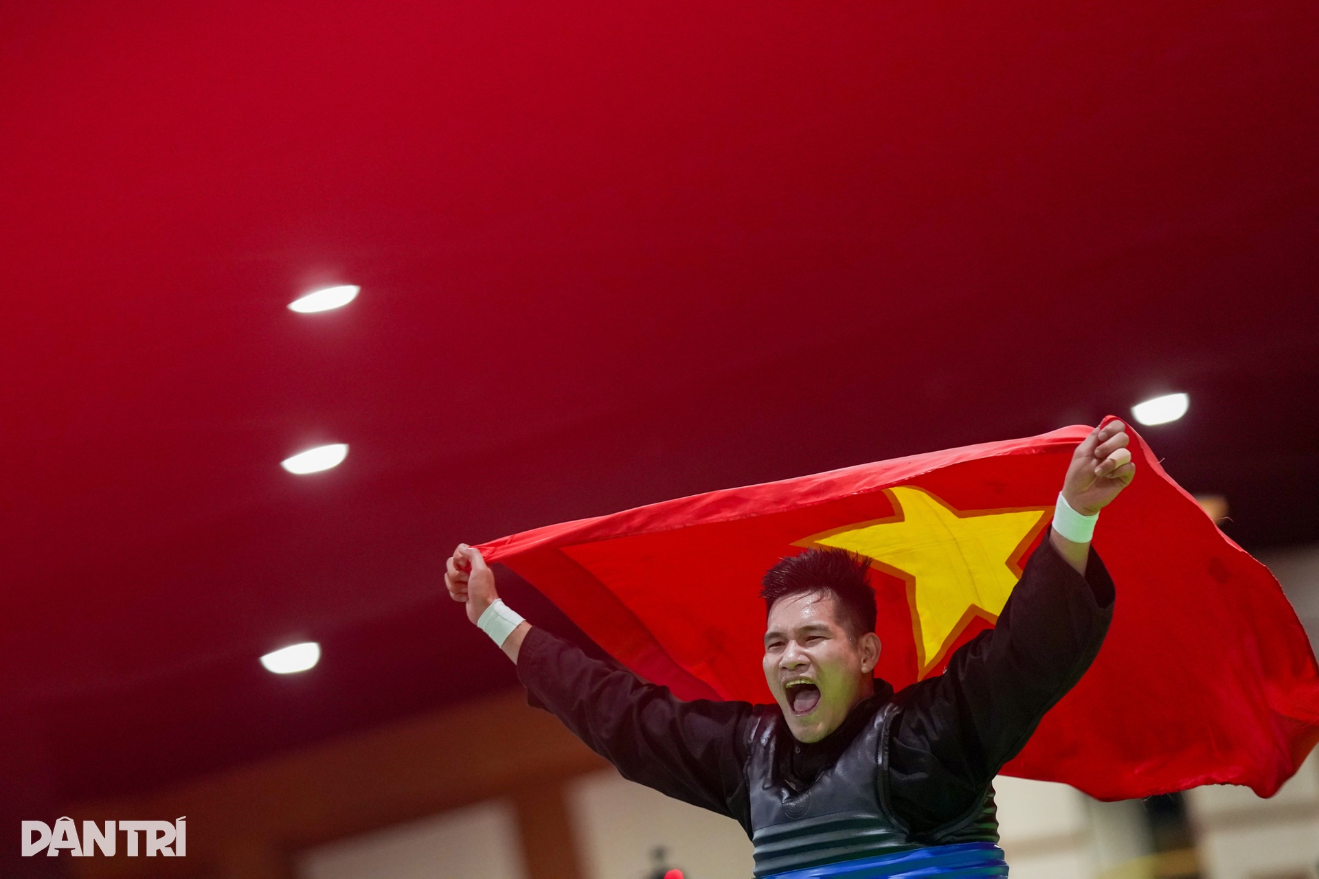 Bị VĐV Thái Lan triệt hạ, võ sĩ Silat Việt Nam nén đau thi đấu giành HCV - 18 Bị VĐV Thái Lan triệt hạ, võ sĩ Silat Việt Nam nén đau thi đấu giành HCV - 18