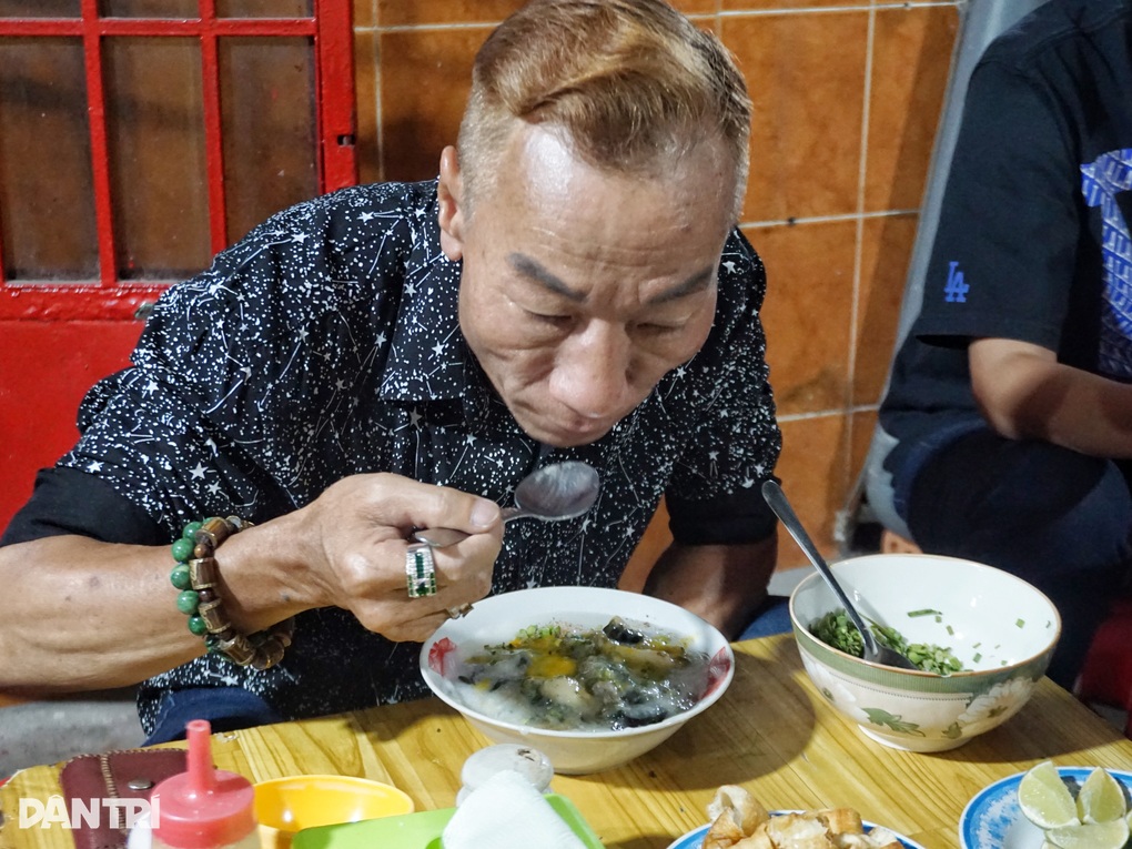 Quán cháo núp hẻm 50 năm có công thức gia truyền, khách tìm đến giữa đêm - 3