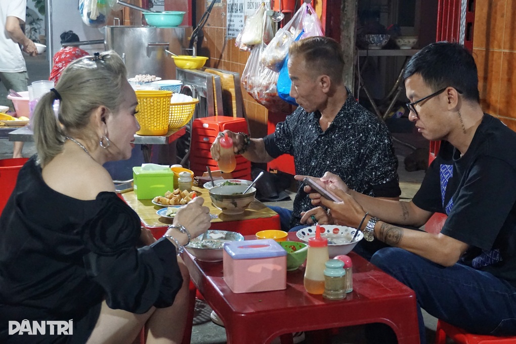 Quán cháo núp hẻm 50 năm có công thức gia truyền, khách tìm đến giữa đêm - 5