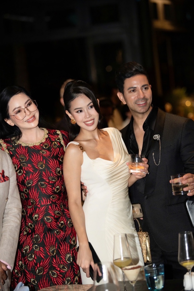 Trong đêm tiệc chào mừng khách mời trước đám cưới ở Đà Nẵng, cô chọn đầm in họa tiết của Dolce&Gabbana, trang điểm theo phong cách Douyin - xu hướng đang được giới trẻ khắp thế giới yêu thích. Ở hậu trường, Thủy Tiên cho biết muốn makeup khác so với ngày thường để tạo sự tươi mới, trẻ trung và khác biệt trong ngày cưới con gái. Ảnh: Mạnh Bi