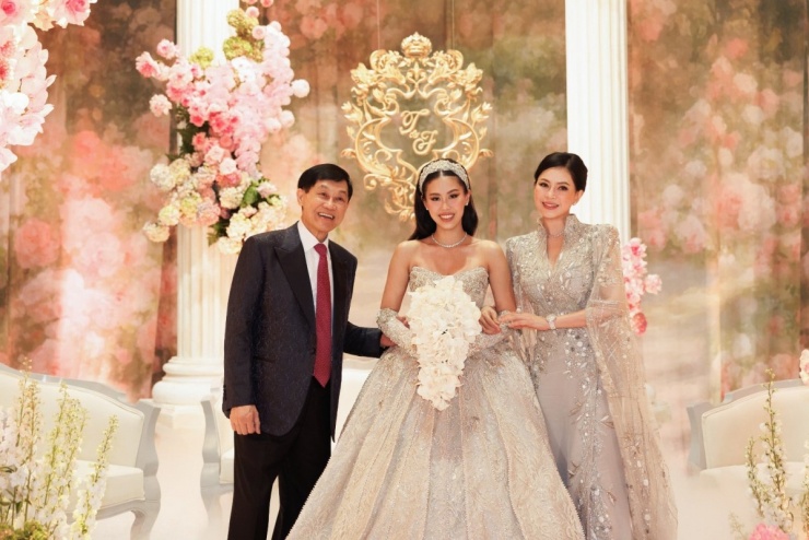 Tại lễ cưới theo nghi thức truyền thống ở TP HCM, cựu diễn viên diện váy Ziad Nakad dòng Haute Couture đính kết tỉ mỉ, giá hơn 600 triệu đồng. Ảnh: Mạnh Bi