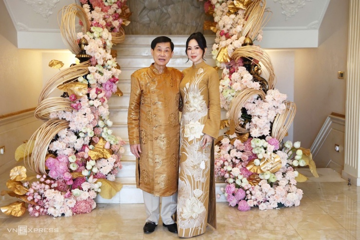 Ở lễ rước dâu, cô ghi điểm bằng áo dài tơ sen của nhà thiết kế Minh Hạnh. Mỗi thước lụa cao cấp dệt bằng tơ sen thường tốn nhiều tháng thực hiện, giá thành hàng chục triệu đồng một mét. Ảnh: Quỳnh Trần