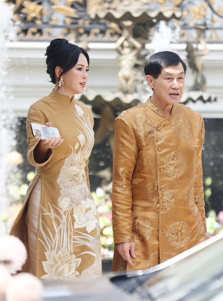 Mẫu áo truyền thống với cổ trụ năm phân, xẻ tà cao vừa phải để không làm lộ eo trong các cử động, phối quần màu be. Thân áo nhấn bằng họa tiết hoa sen trắng thêu thủ công. Ảnh: Quỳnh Trần