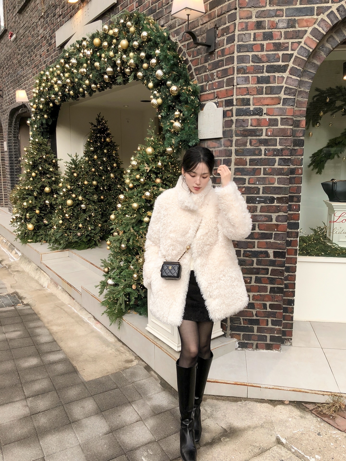 5 Cách phối chân váy ngắn lung linh cho mùa lễ hội và mùa xuân thêm xinh đẹp - Ảnh 2. 5 Cách phối chân váy ngắn lung linh cho mùa lễ hội và mùa xuân thêm xinh đẹp - Ảnh 2.