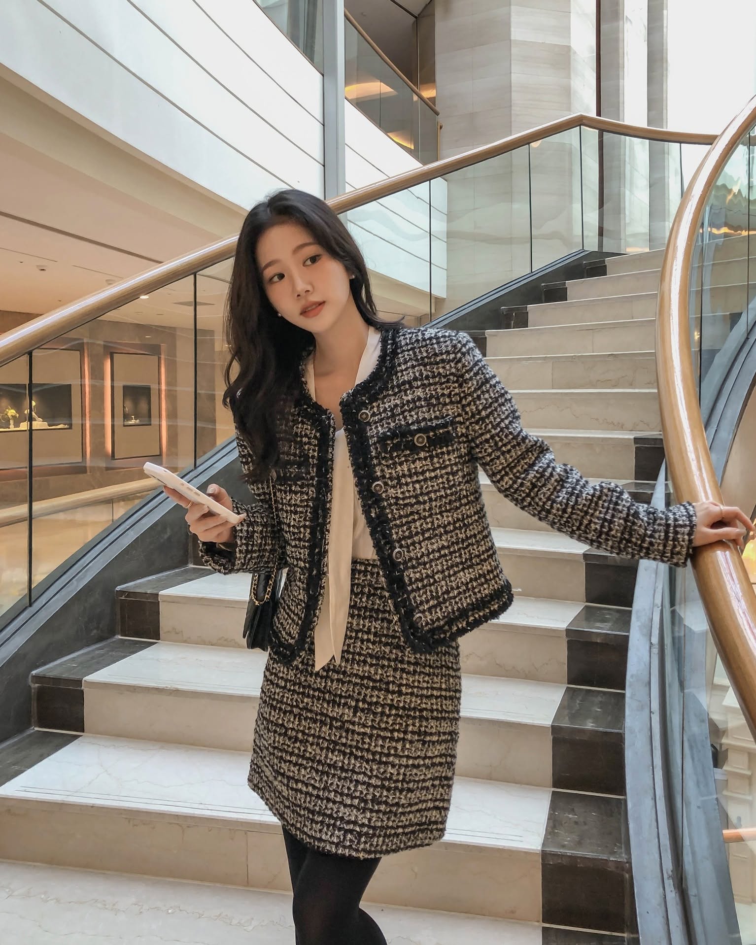 5 Cách phối chân váy ngắn lung linh cho mùa lễ hội và mùa xuân thêm xinh đẹp - Ảnh 8. 5 Cách phối chân váy ngắn lung linh cho mùa lễ hội và mùa xuân thêm xinh đẹp - Ảnh 8.