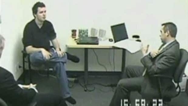 Cameron Moffat (trái) trong phòng thẩm vấn. Ảnh: CBC