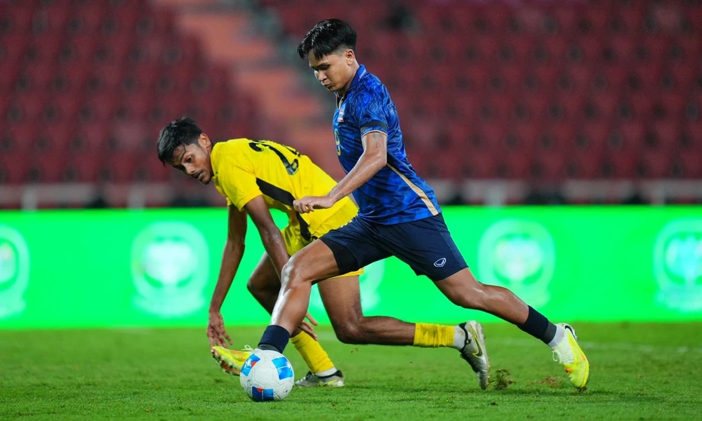 Thái Lan chật vật thắng Malaysia ở bán kết trong thế 11 đánh 10. Ảnh: CCT. u-22-viet-nam-vuot-troi-thai-lan-o-chung-ket-sea-games (3).jpg