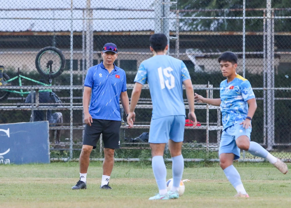 HLV Kim Sang-sik có duyên ở sân Rajamangala khi từng giúp tuyển Việt Nam đánh bại chủ nhà Thái Lan để đăng quang AFF Cup 2024. Ảnh: CCT. u-22-viet-nam-vuot-troi-thai-lan-o-chung-ket-sea-games (2).jpg