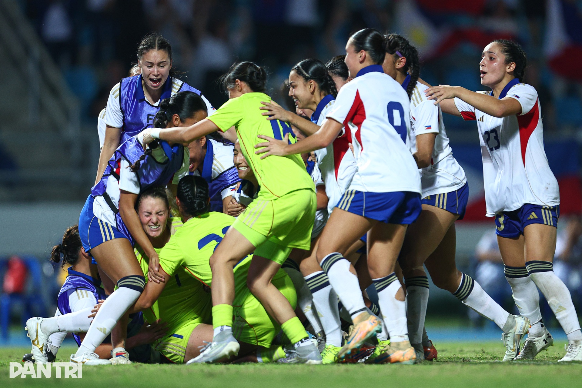 Nước mắt tuyển nữ Việt Nam, khoảnh khắc lịch sử của Philippines ở SEA Games - 2 Nước mắt tuyển nữ Việt Nam, khoảnh khắc lịch sử của Philippines ở SEA Games - 2