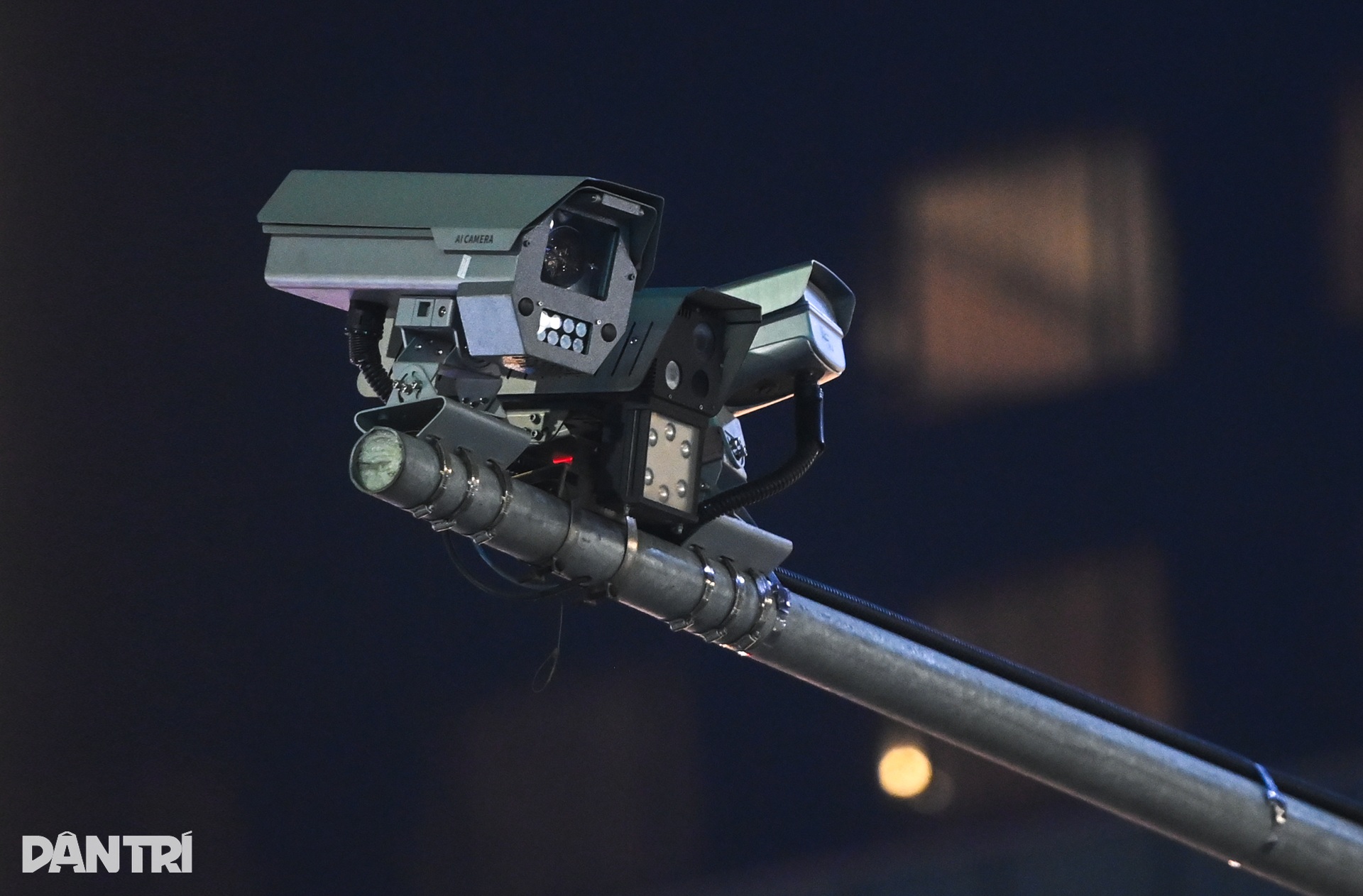 Hà Nội: Người đi đường dừng đèn đỏ thẳng như kẻ dù ban ngày hay giữa đêm - 2