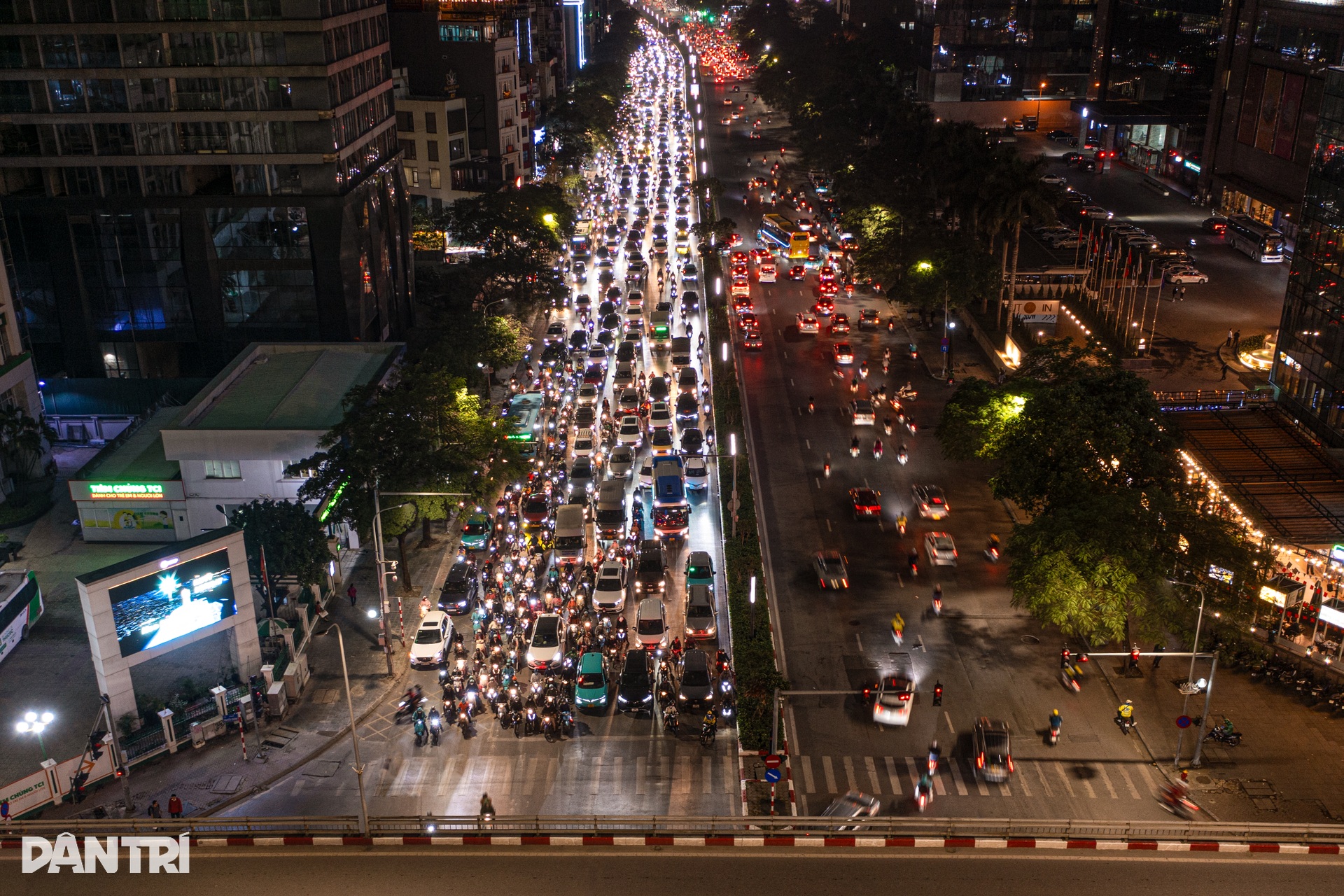 Hà Nội: Người đi đường dừng đèn đỏ thẳng như kẻ dù ban ngày hay giữa đêm - 3