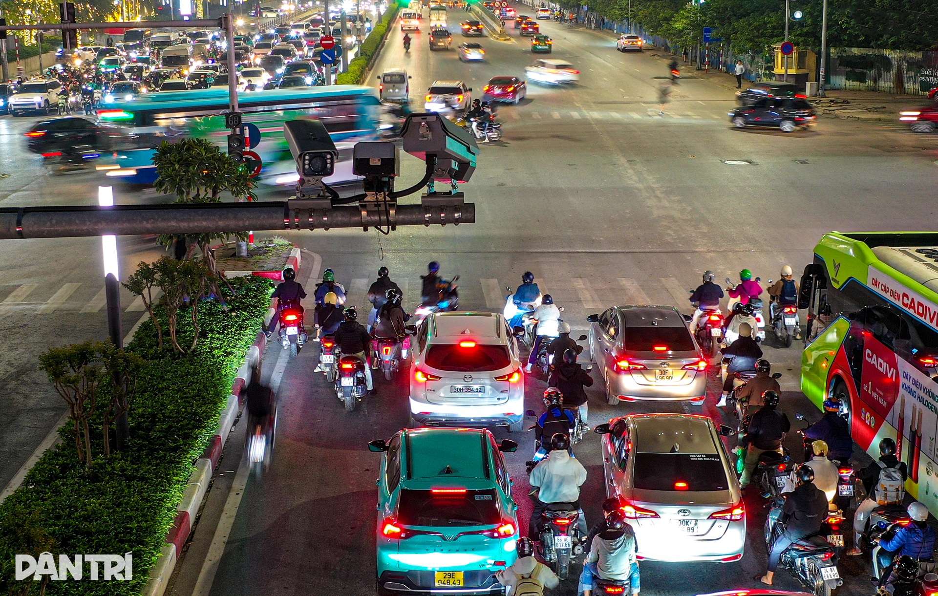 Hà Nội: Người đi đường dừng đèn đỏ thẳng như kẻ dù ban ngày hay giữa đêm - 4