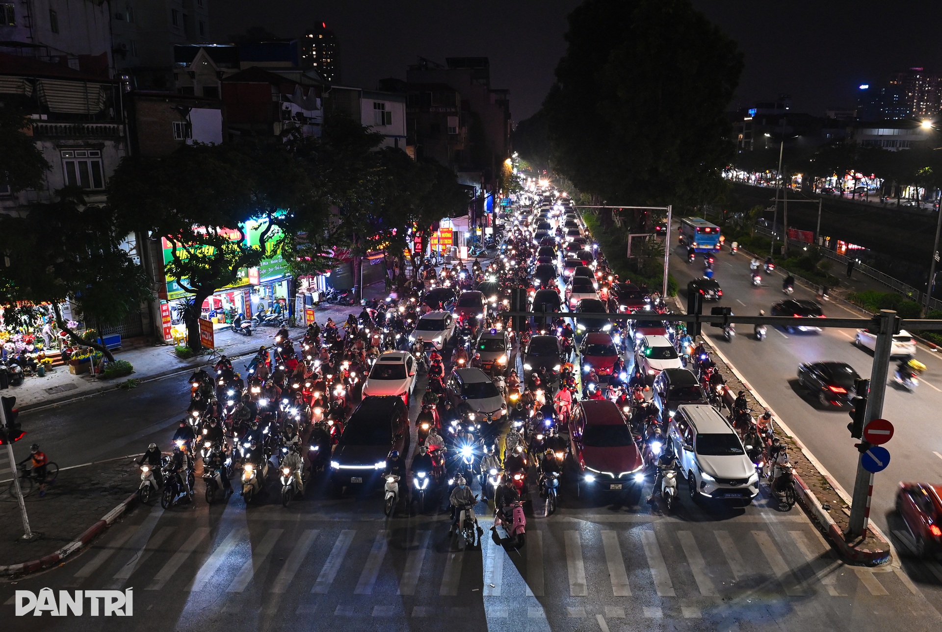 Hà Nội: Người đi đường dừng đèn đỏ thẳng như kẻ dù ban ngày hay giữa đêm - 5