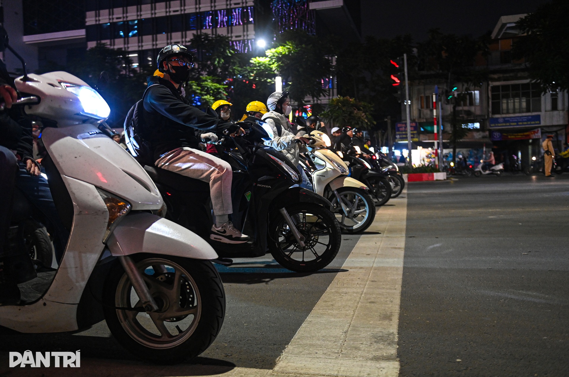 Hà Nội: Người đi đường dừng đèn đỏ thẳng như kẻ dù ban ngày hay giữa đêm - 6