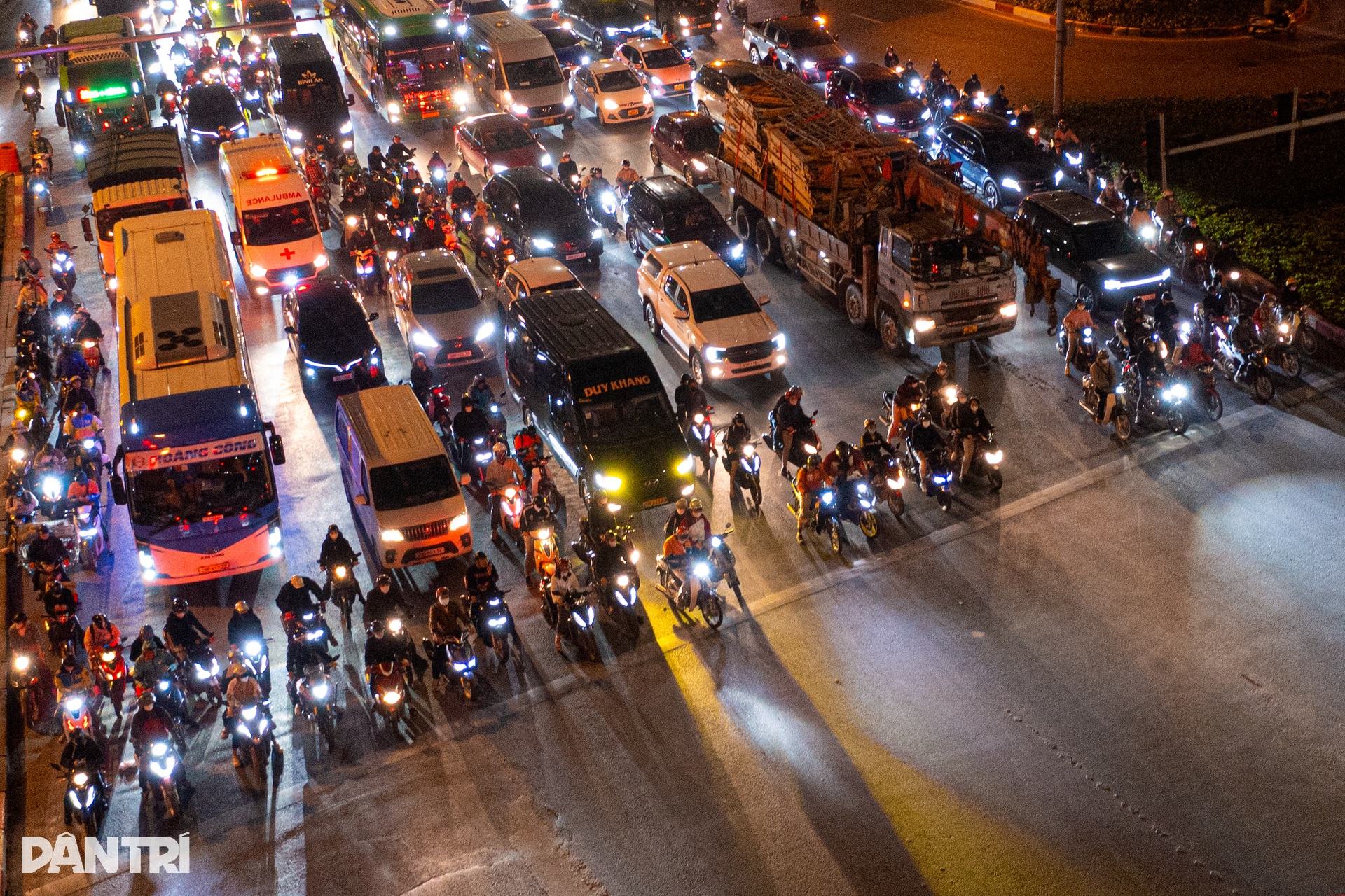 Hà Nội: Người đi đường dừng đèn đỏ thẳng như kẻ dù ban ngày hay giữa đêm - 7