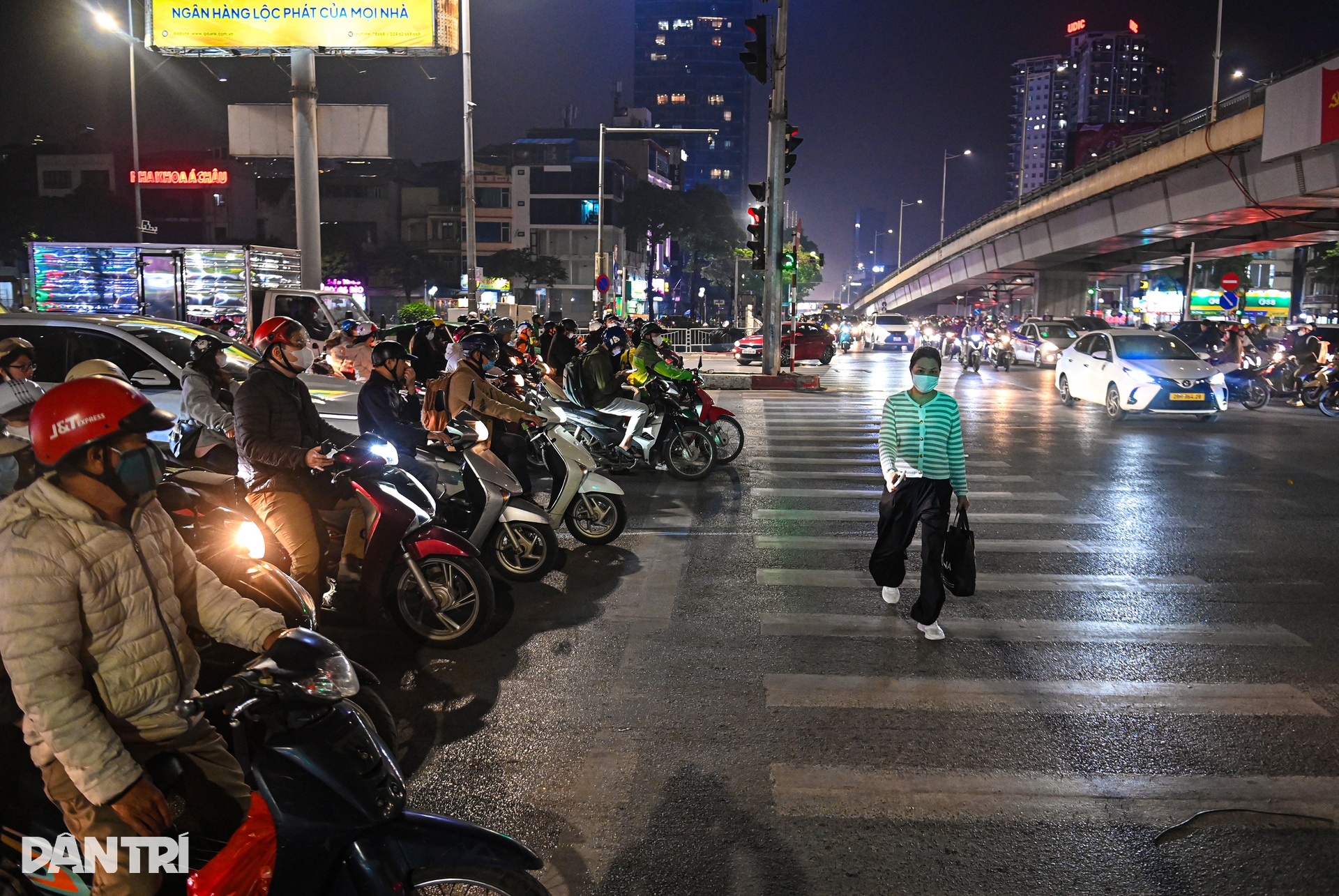 Hà Nội: Người đi đường dừng đèn đỏ thẳng như kẻ dù ban ngày hay giữa đêm - 8