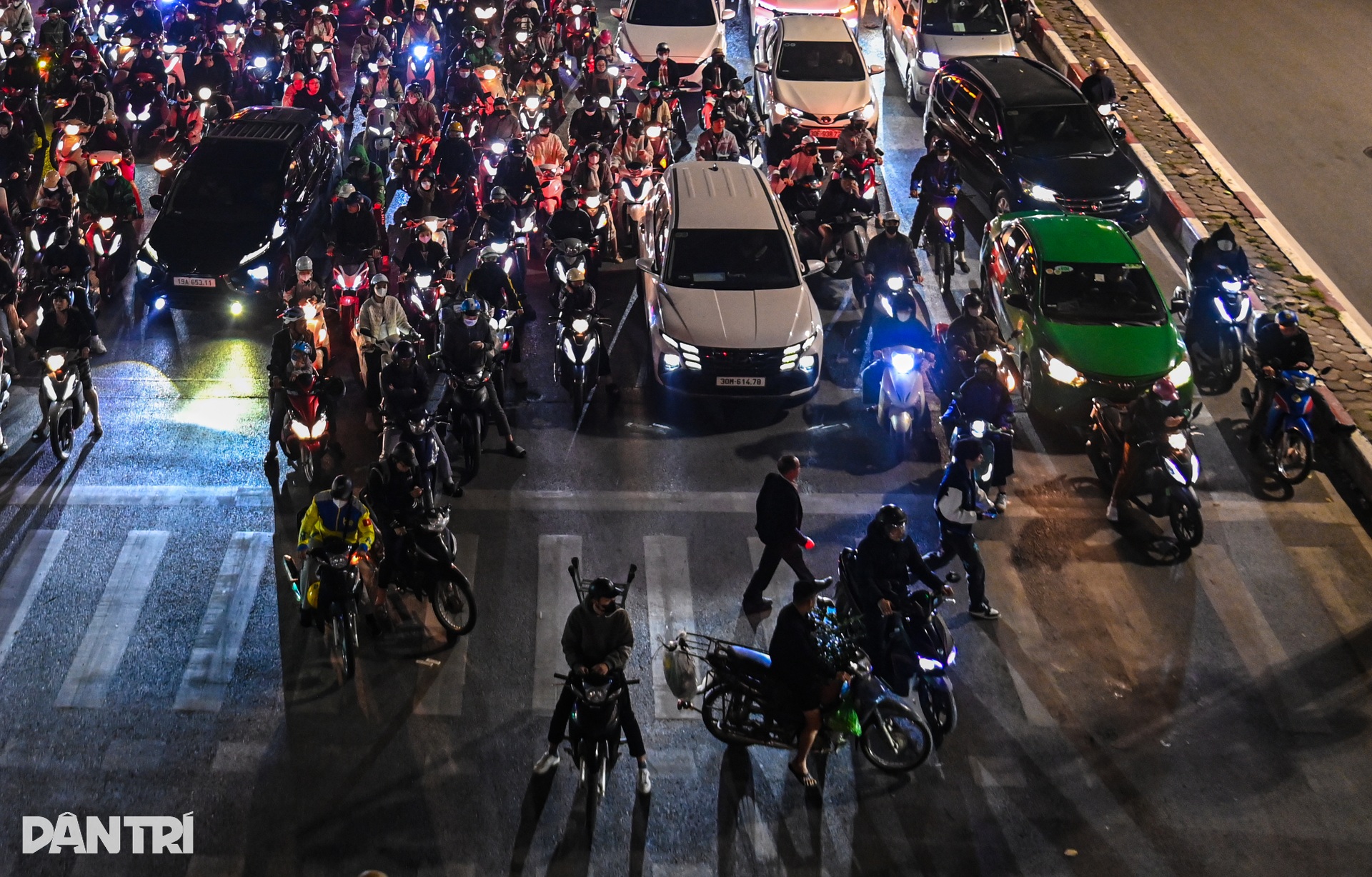 Hà Nội: Người đi đường dừng đèn đỏ thẳng như kẻ dù ban ngày hay giữa đêm - 9