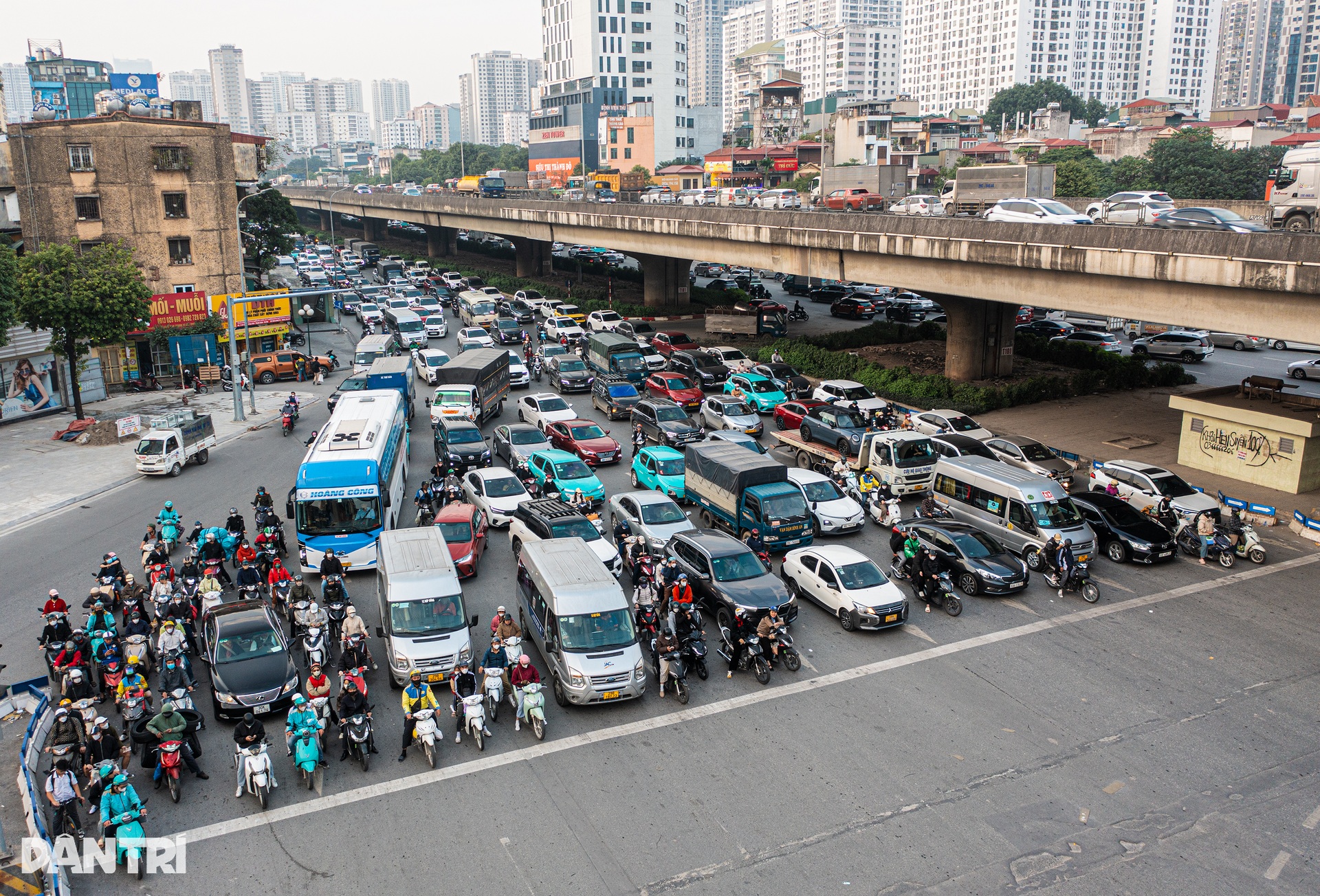Hà Nội: Người đi đường dừng đèn đỏ thẳng như kẻ dù ban ngày hay giữa đêm - 10