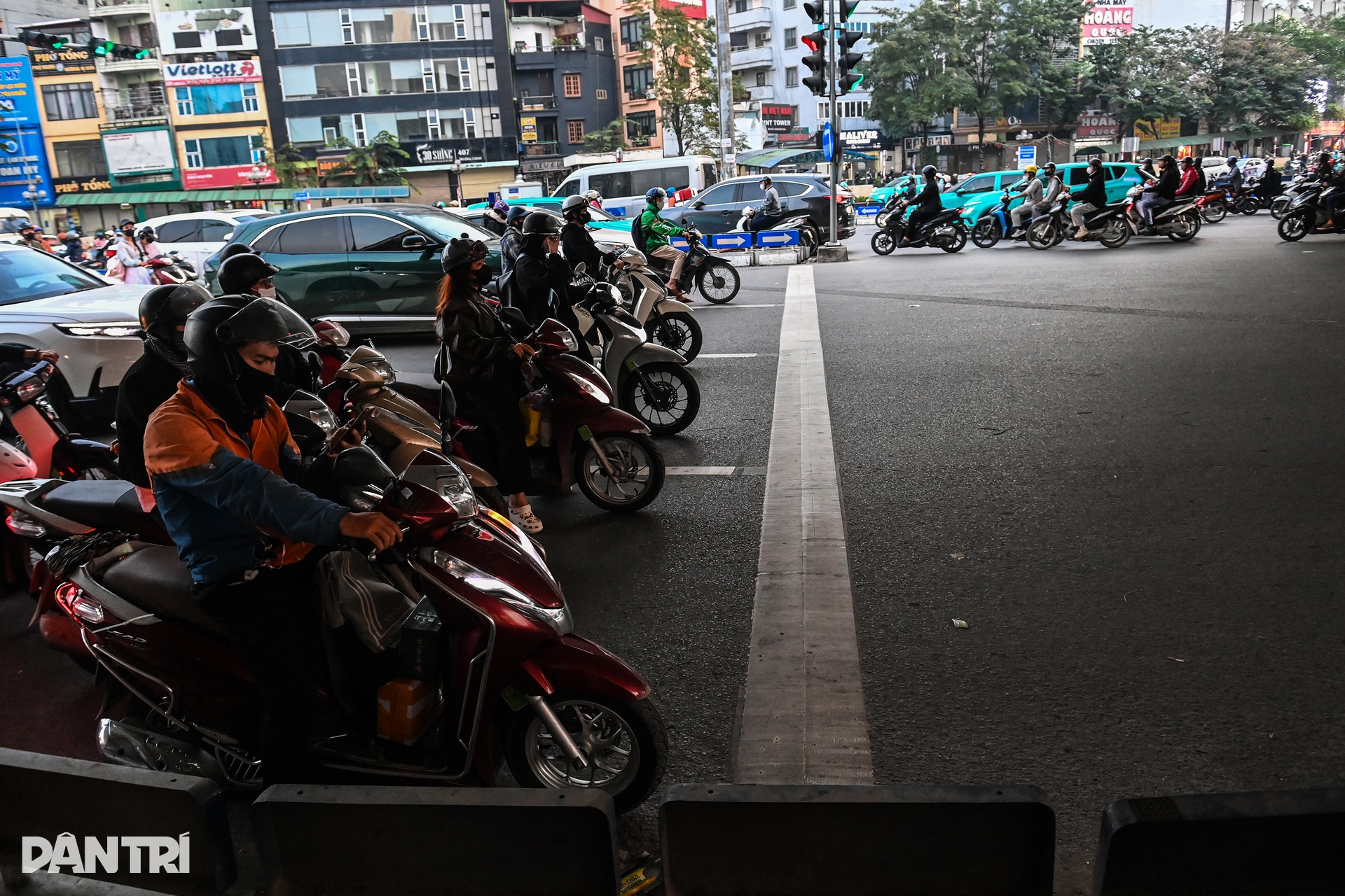 Hà Nội: Người đi đường dừng đèn đỏ thẳng như kẻ dù ban ngày hay giữa đêm - 11