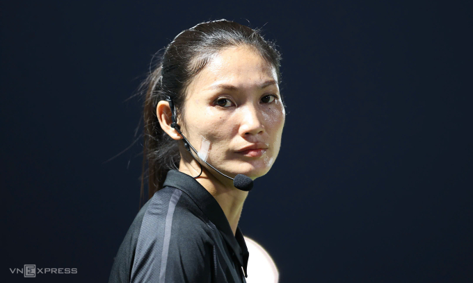 Trọng tài Chanthavong trong trận đấu. Ảnh: Đức Đồng