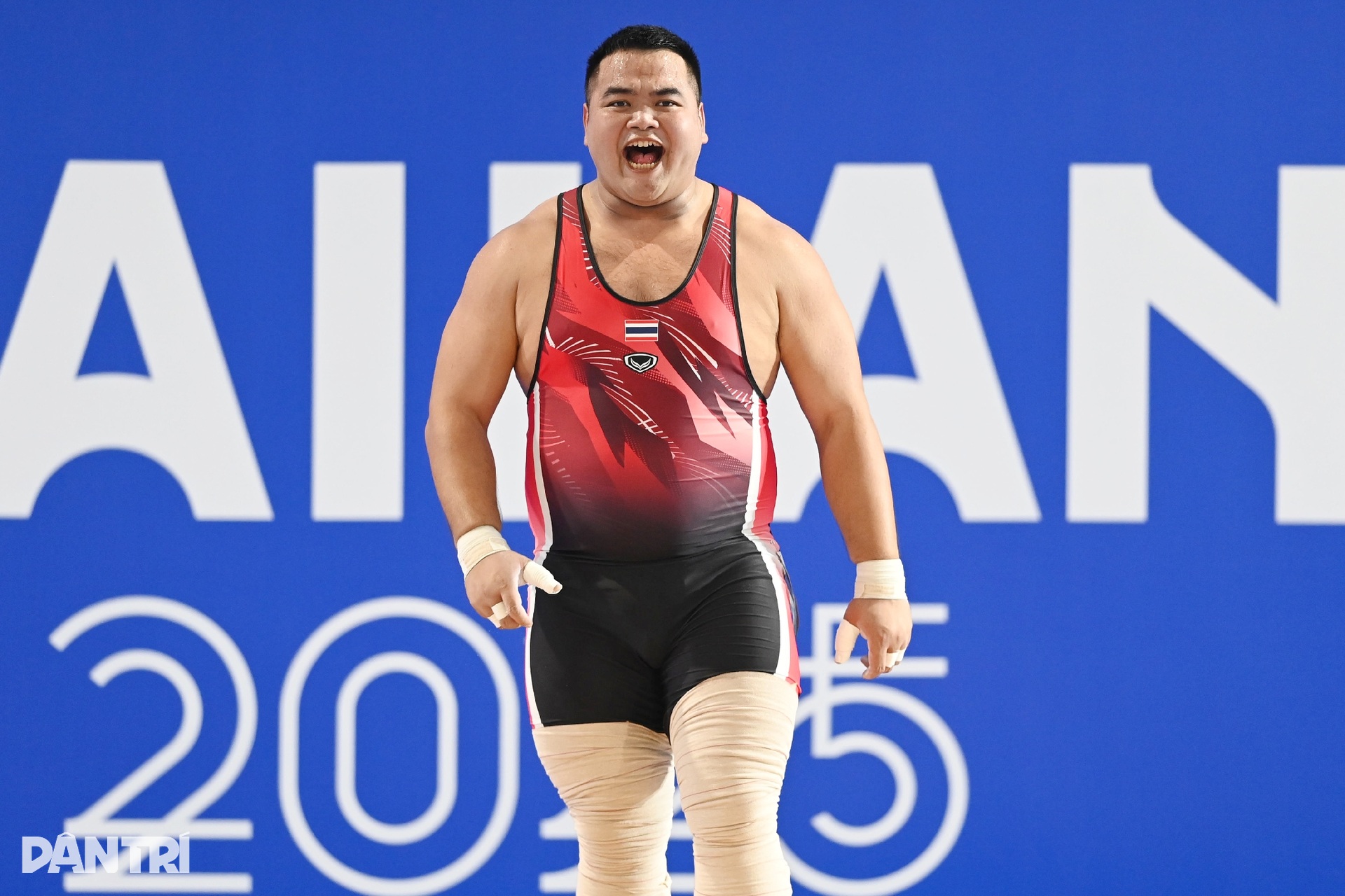 HCV vụt khỏi tay, lực sĩ Thái Lan khóc nghẹn trước bản lĩnh Việt Nam - 2