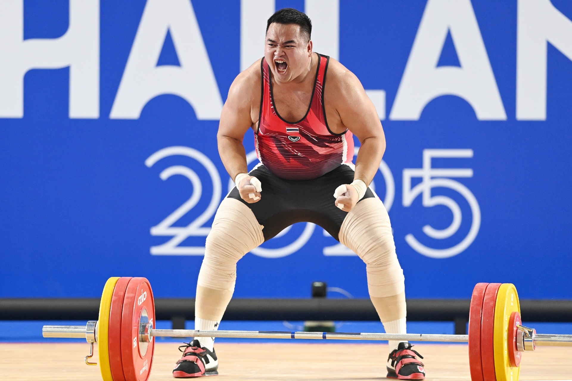 HCV vụt khỏi tay, lực sĩ Thái Lan khóc nghẹn trước bản lĩnh Việt Nam - 4