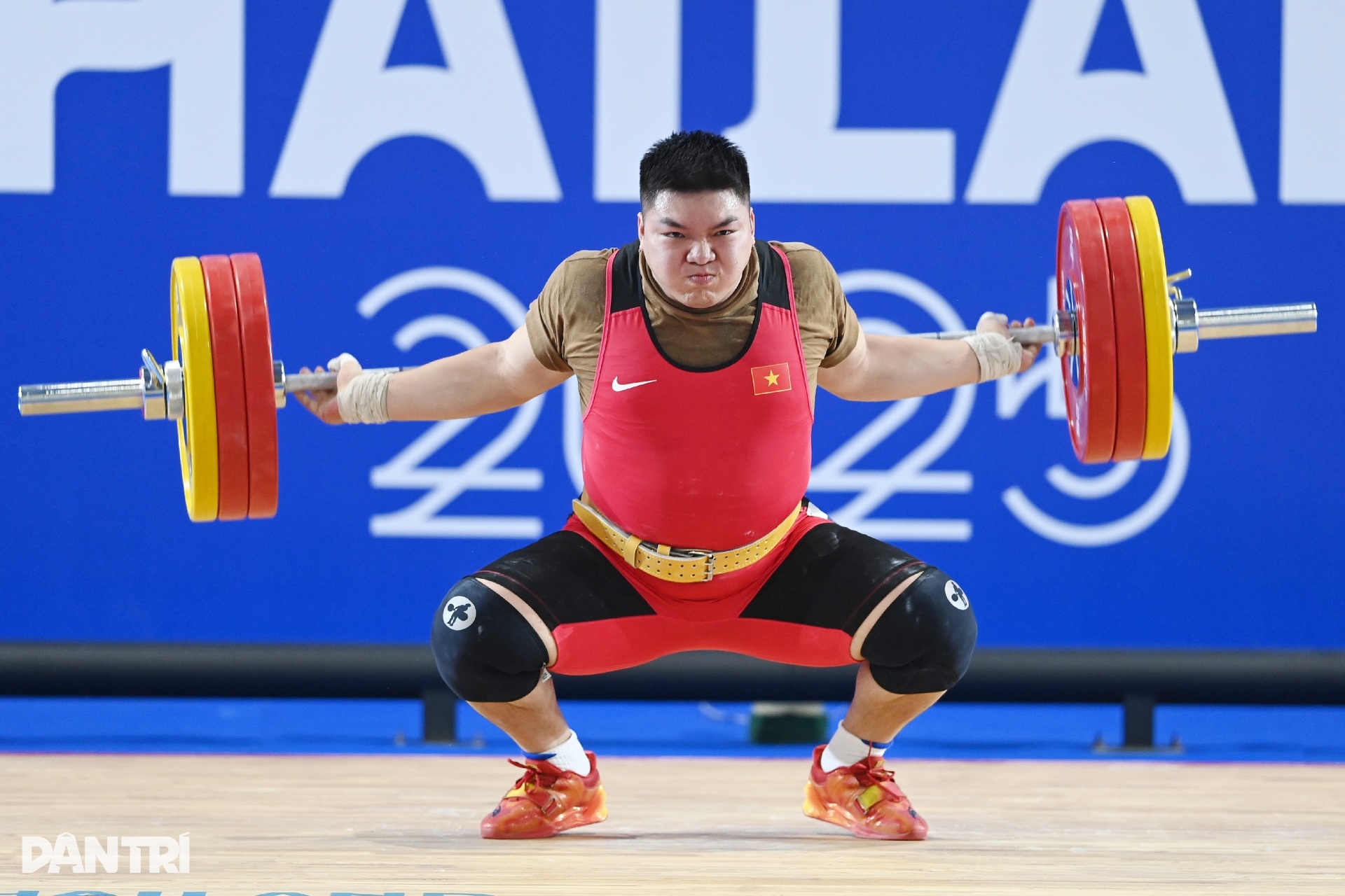 HCV vụt khỏi tay, lực sĩ Thái Lan khóc nghẹn trước bản lĩnh Việt Nam - 5