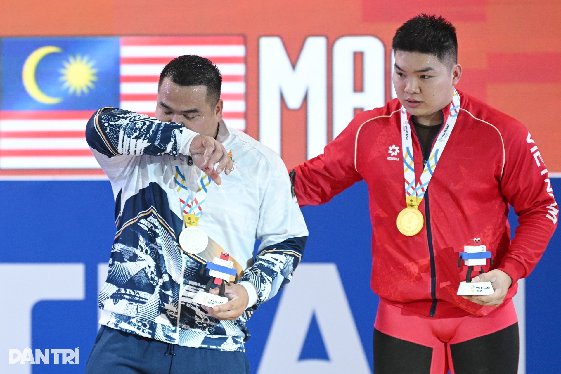 HCV vụt khỏi tay, lực sĩ Thái Lan khóc nghẹn trước bản lĩnh Việt Nam - 12