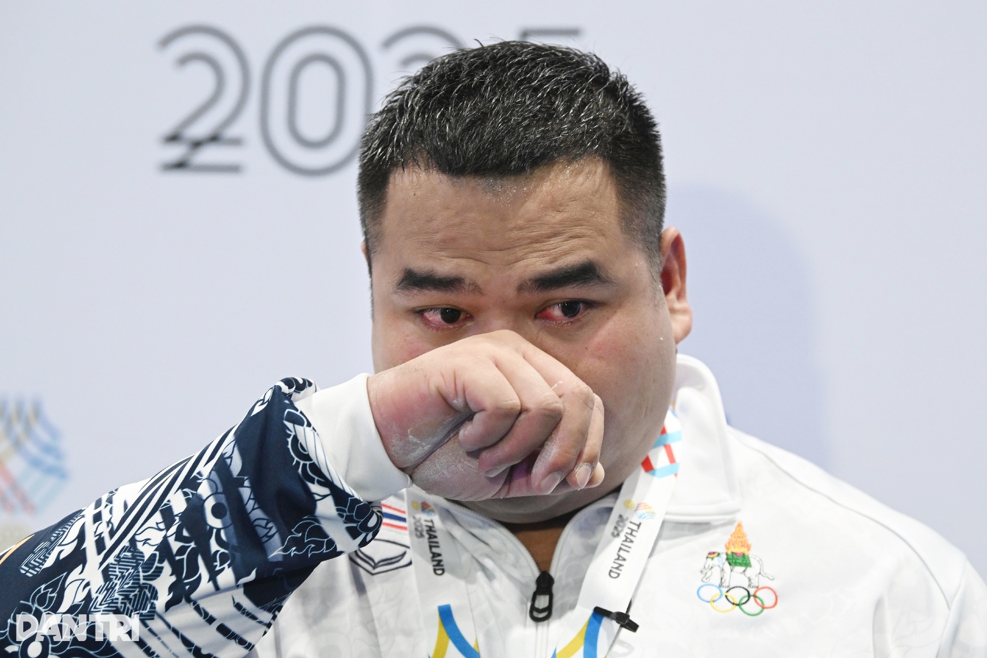 HCV vụt khỏi tay, lực sĩ Thái Lan khóc nghẹn trước bản lĩnh Việt Nam - 13