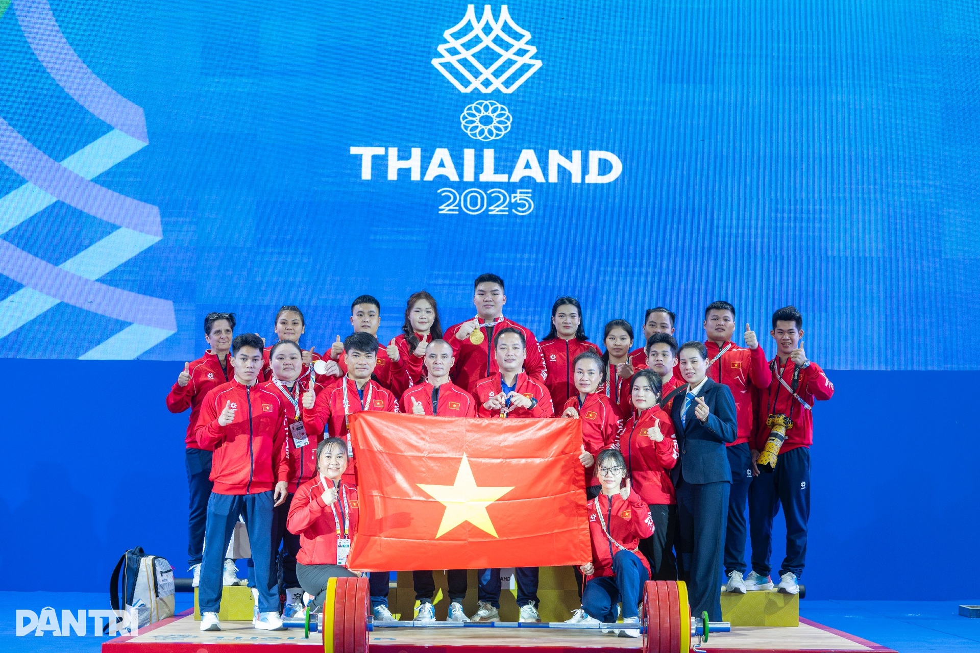 HCV vụt khỏi tay, lực sĩ Thái Lan khóc nghẹn trước bản lĩnh Việt Nam - 15