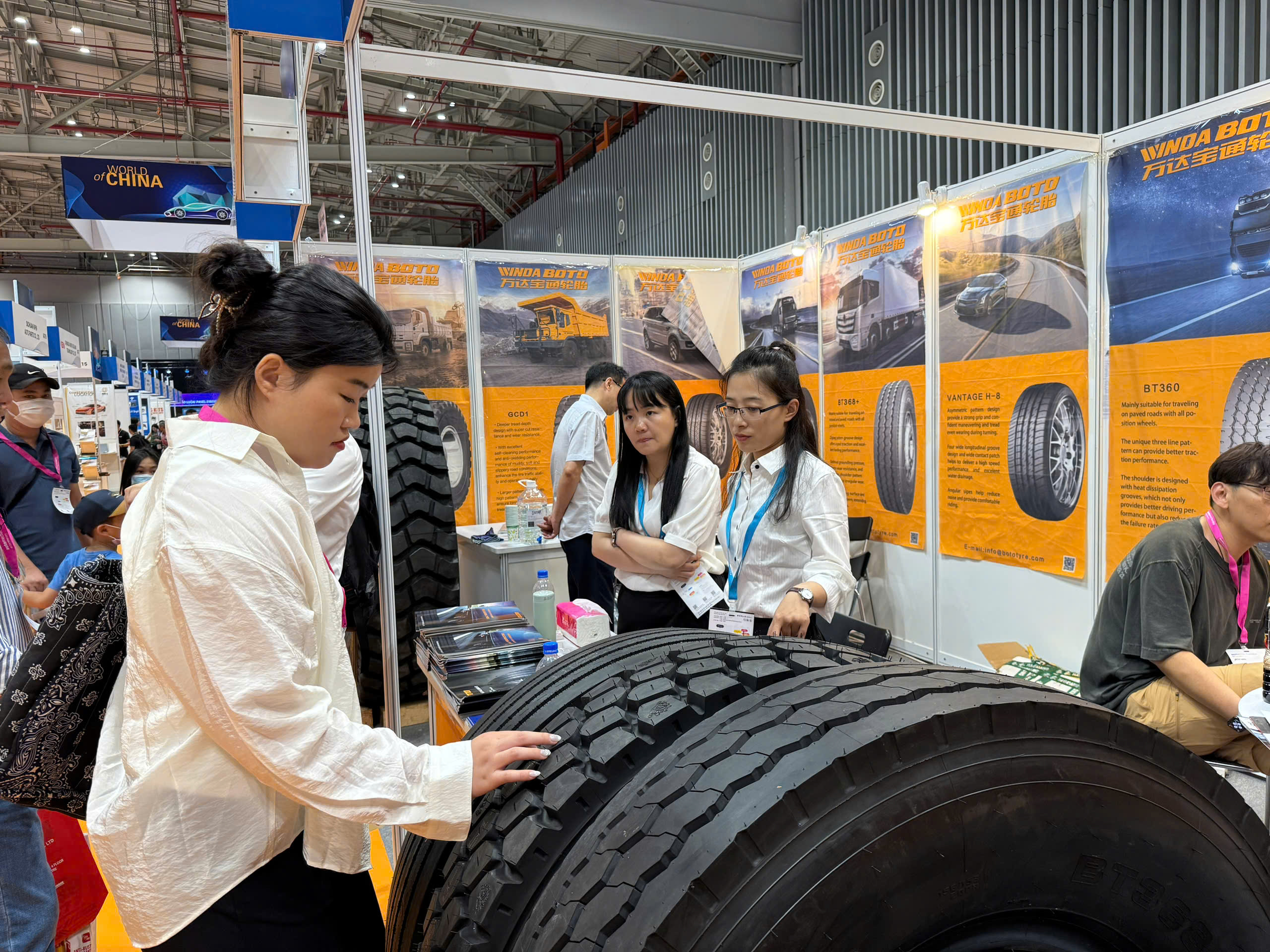 Hàng vạn khách tham quan triển lãm quốc tế ô tô- Ảnh 2. Hàng vạn khách tham quan triển lãm quốc tế ô tô- Ảnh 2.