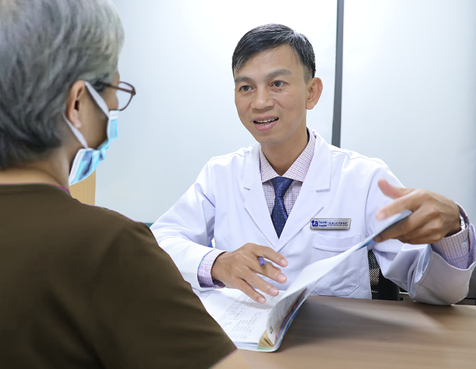 Bác sĩ Tấn Đạt khám cho bà Hòa. Ảnh: Bệnh viện Đa khoa Tâm Anh