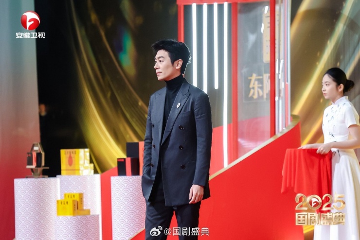 Bành Tiểu Nhiễm mang 20 miếng giữ nhiệt đi thảm đỏ Quốc Kịch Thịnh Điển 2025 3 Chu Á Văn xuất hiện trong bộ vest đen, bên trong khéo léo phối thêm áo giữ nhiệt cổ cao để giữ ấm.