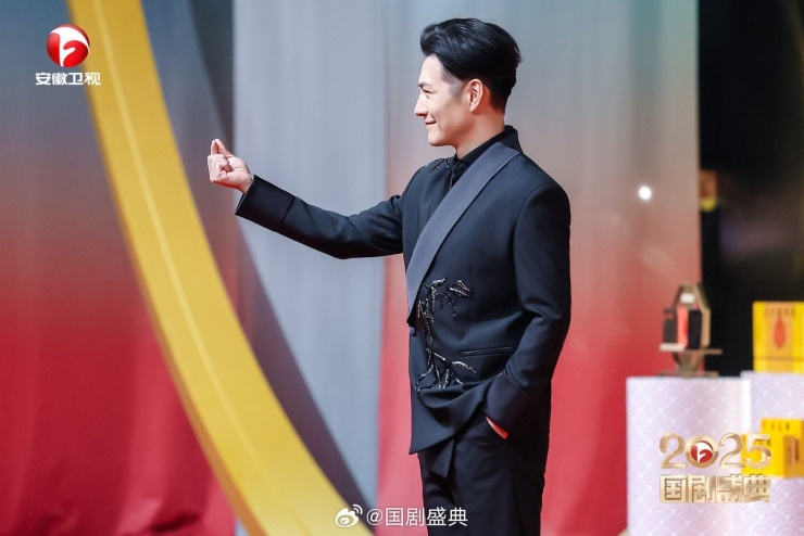 Bành Tiểu Nhiễm mang 20 miếng giữ nhiệt đi thảm đỏ Quốc Kịch Thịnh Điển 2025 4 Nghiêm Ngật Khoan gây chú ý khi khoe vẻ ngoài trẻ trung, phong độ dù đã bước sang tuổi 46.