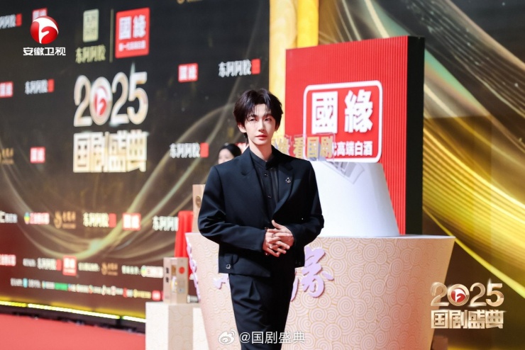 Bành Tiểu Nhiễm mang 20 miếng giữ nhiệt đi thảm đỏ Quốc Kịch Thịnh Điển 2025 5 Nam ca sĩ Lưu Vũ.