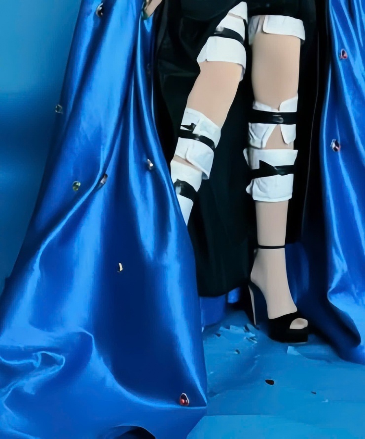 Bành Tiểu Nhiễm mang 20 miếng giữ nhiệt đi thảm đỏ Quốc Kịch Thịnh Điển 2025 7 Cô nàng cũng tiết lộ ẩn sau lớp váy ấy là tới 20 miếng giữ nhiệt được dán kín, giúp cô chống chọi với cái lạnh.