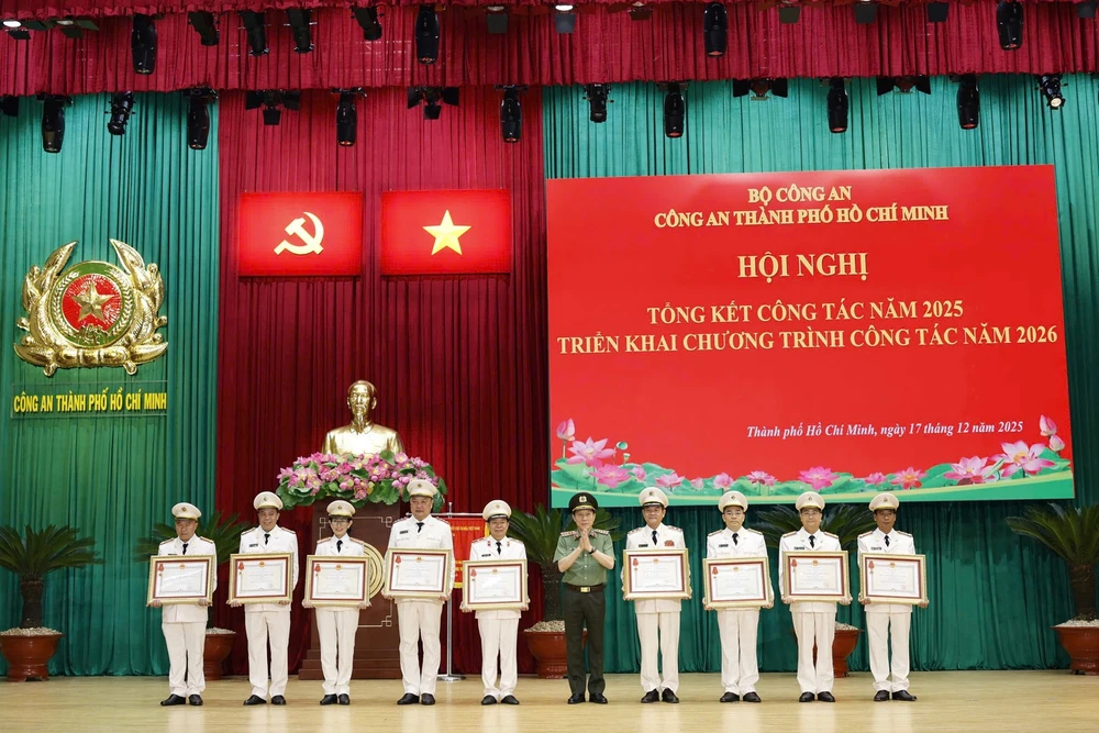 Các tập thể, cá nhân được nhận Huân chương chiến công của Chủ tịch nước Các tập thể, cá nhân được nhận Huân chương chiến công của Chủ tịch nước