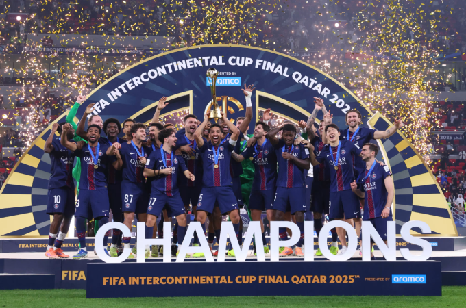 Các cầu thủ PSG nâng danh hiệu Cup Liên lục địa. Ảnh: PSG