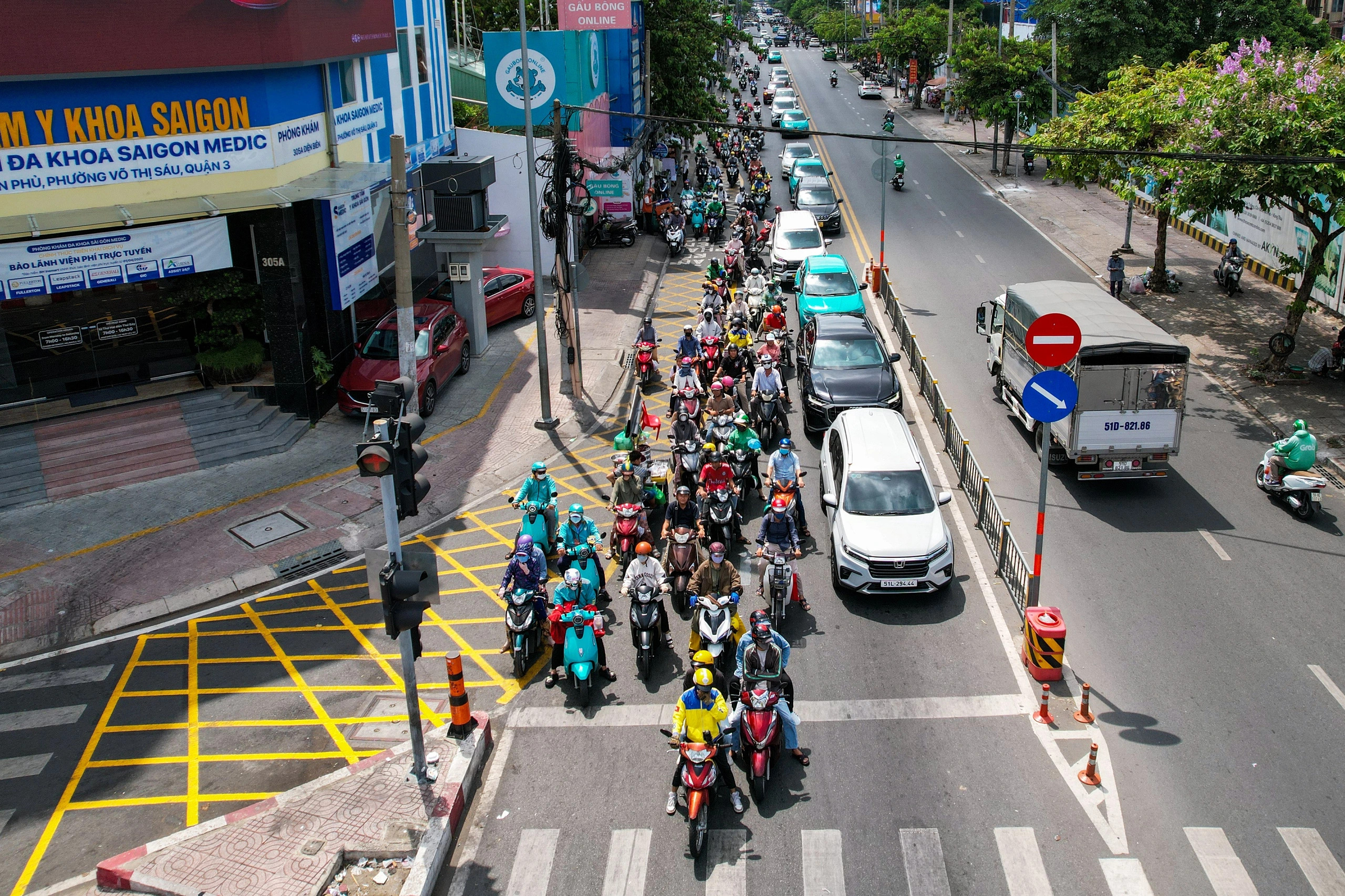 Ô tô dừng choán vạch mắt võng gây bức xúc, xử phạt ra sao? 2 Ô tô dừng choán vạch mắt võng gây bức xúc, xử phạt ra sao? - Ảnh 2.