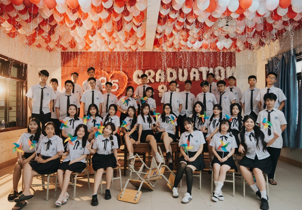 Học sinh lớp 12 chi 3,5 triệu đồng chụp kỷ yếu, thuê thợ riêng như ngôi sao - 2