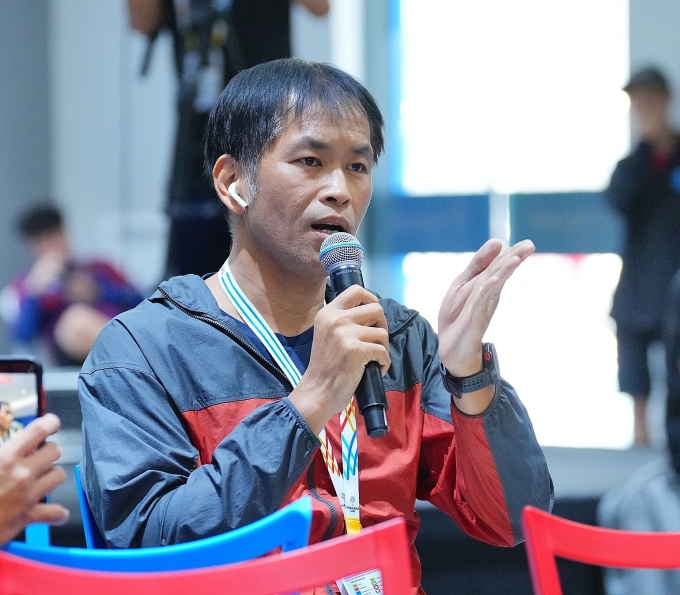 Phóng viên Wutinon Boonwanich của báo Thái Lan Daily News đặt câu hỏi tại họp báo trước chung kết bóng đá nam SEA Games 33. Ảnh: Changsuek