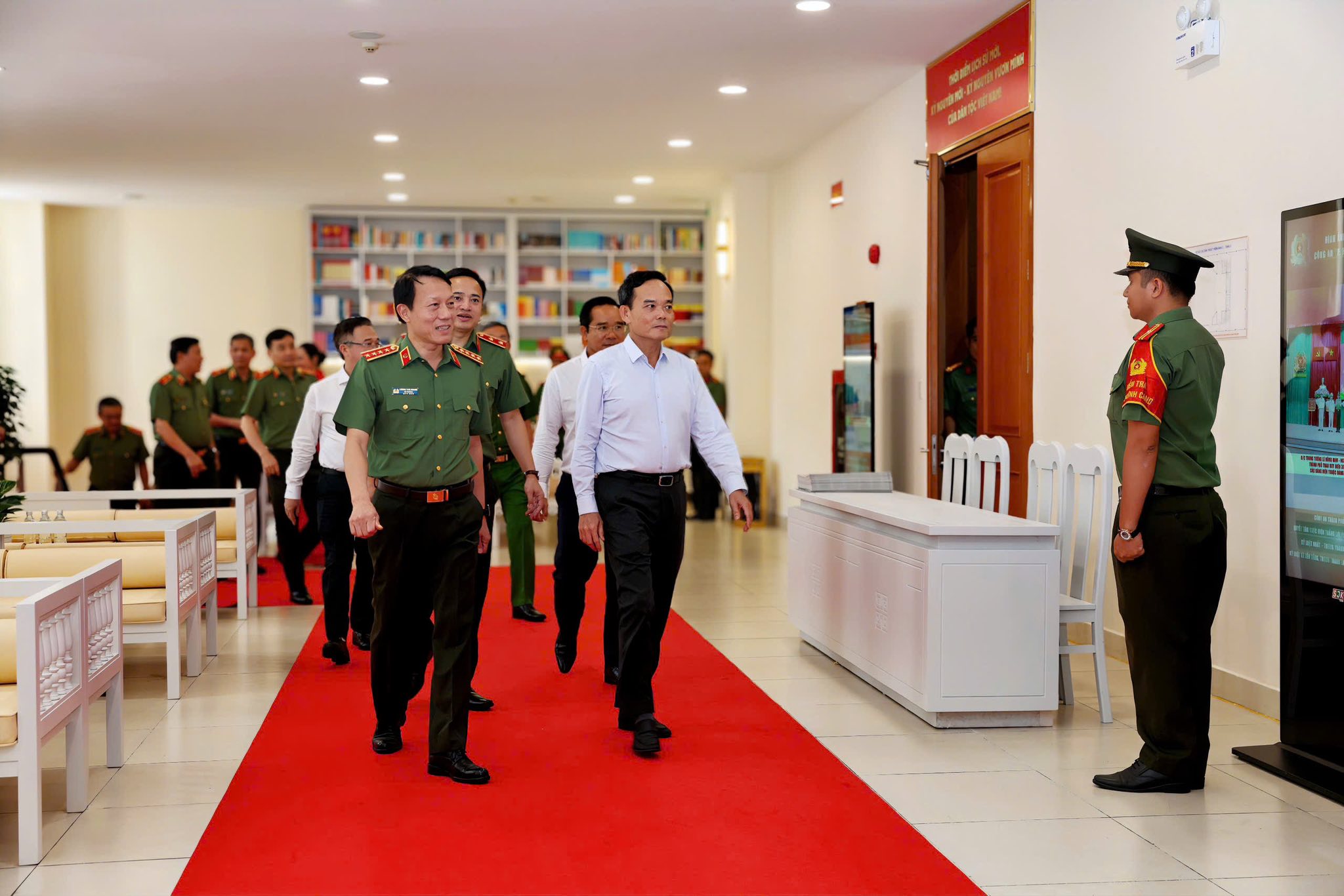 Bộ trưởng Công an khen Công an TP.HCM kéo giảm sâu tội phạm trật tự xã hội- Ảnh 4. Bộ trưởng Công an khen Công an TP.HCM kéo giảm sâu tội phạm trật tự xã hội- Ảnh 4.