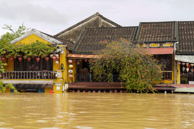 Nhà cổ Hội An chìm trong lũ lụt hồi tháng 11. Ảnh: Nguyễn Đông